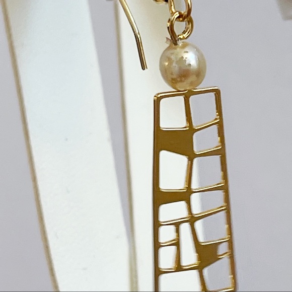 Gold Tone Asymmetrical Cutout Faux Pearl Dangle Earrings Elegant - Picture 10 of 11